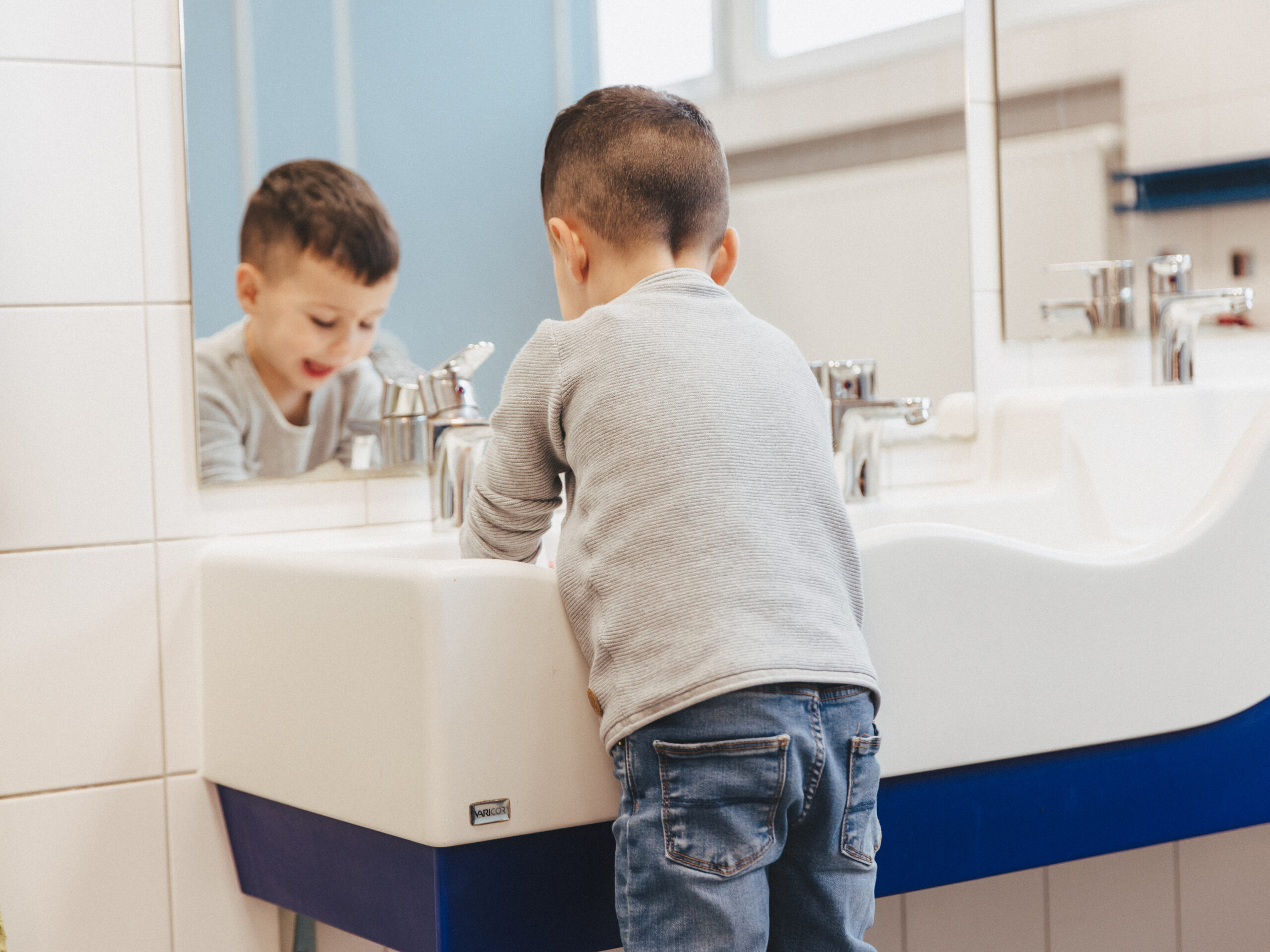 Waschraum: Funktional, sicher und kindgerecht gestaltet – hier erlernen und üben die Kinder alltägliche Hygienerituale, ein wichtiger Schritt zu mehr Selbstständigkeit.