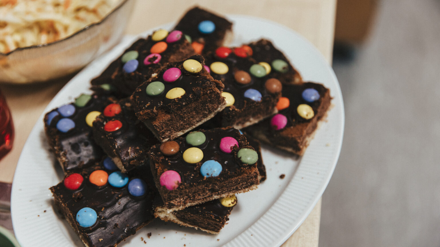 14:30 Uhr: "Kaffeeklatsch" – Snackpause, bis auf Geburtstage und besondere Anlässe mit Obst und Gemüse.
