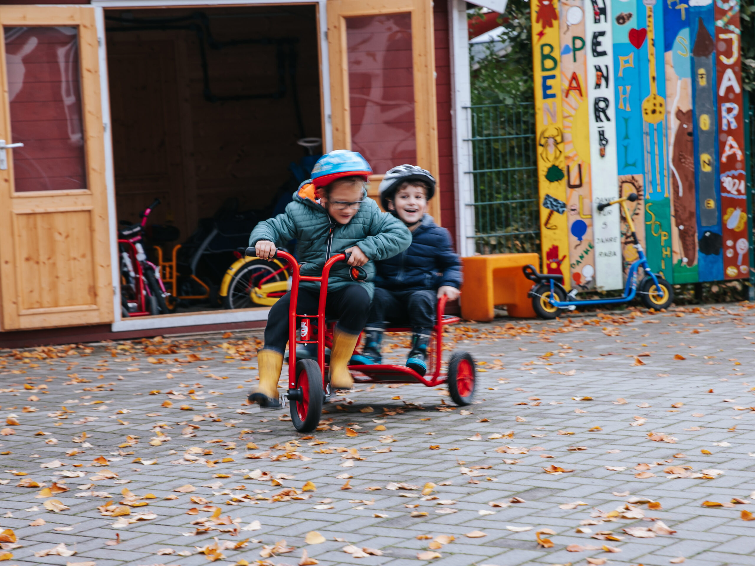 … und zur Nutzung unseres großen Fuhrparks zum Erproben der Gleichgewichtskünste – wie z. B. Bobby-Cars, Dreiräder, Fahrräder und Roller.