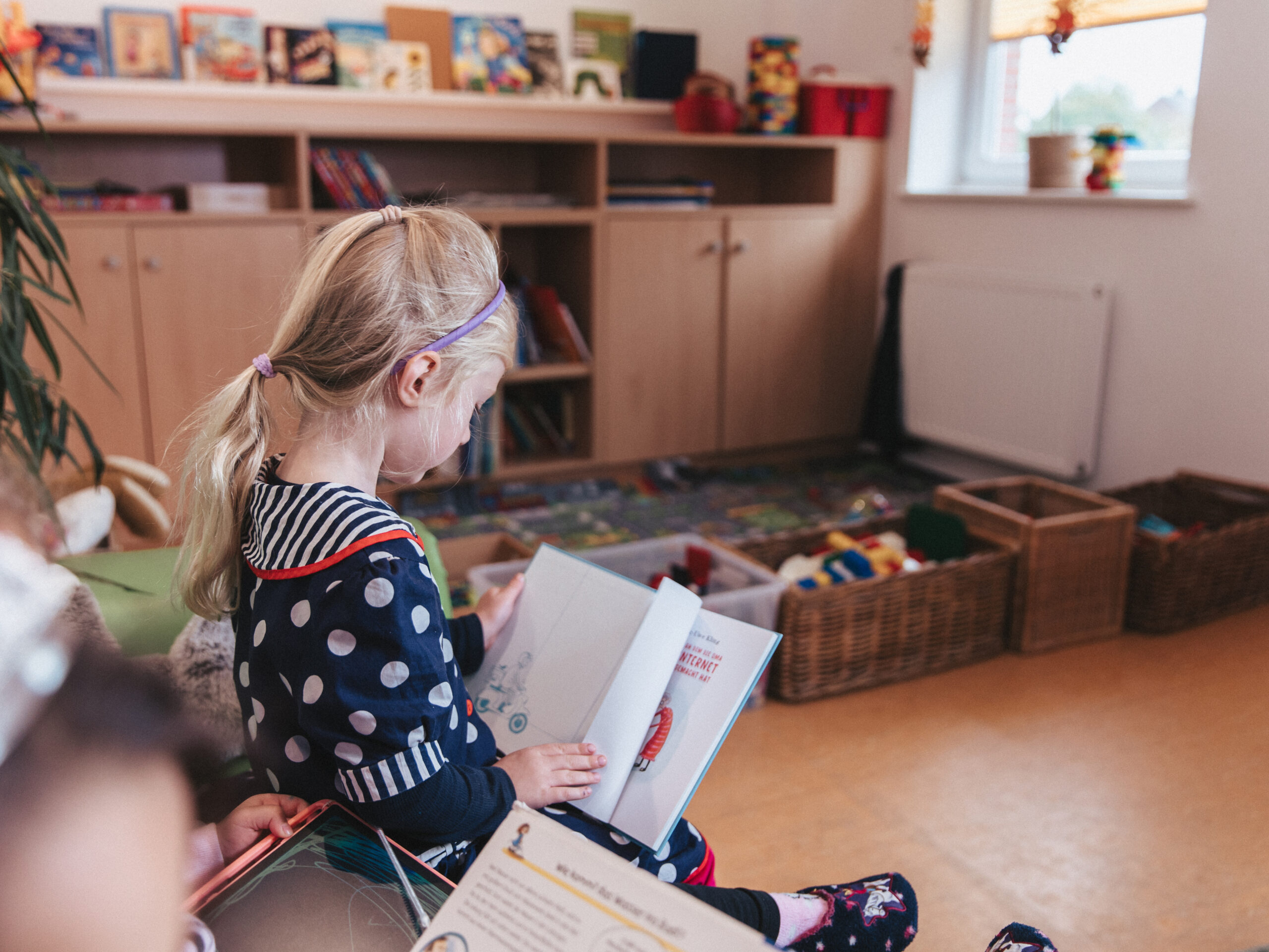 Der Medienraum: Bücher, Bausteine, und vielfältige Spiele, die zum Entdecken, Lernen und kreativen Gestalten einladen – ein Ort der Ruhe, Konzentration und Inspiration.