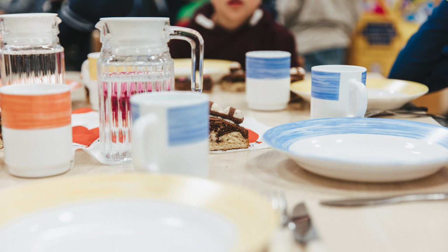 Ab 11:30 Uhr: Mittagessen – für die Kleinen in der Küche, für die Ü3-Kinder eine halbe Stunde später in den Gruppen.