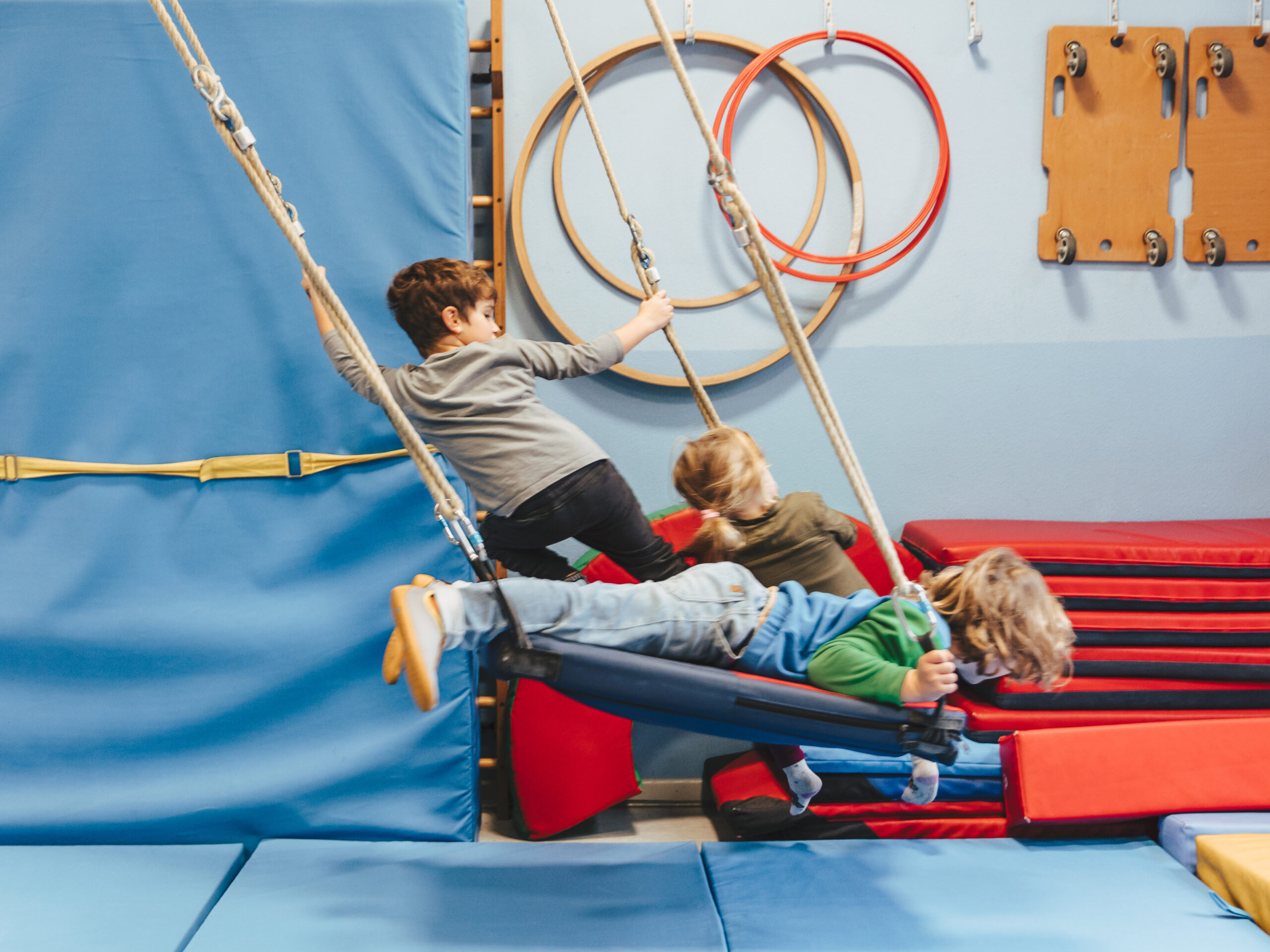 Der Turnraum: Das Highlight der oberen Gruppe und ein zentraler Ort für Bewegung und Spaß – er kann mit vielseitigen Geräten und Materialien immer neu für das nächste Bewegungsabenteuer umgestaltet werden.