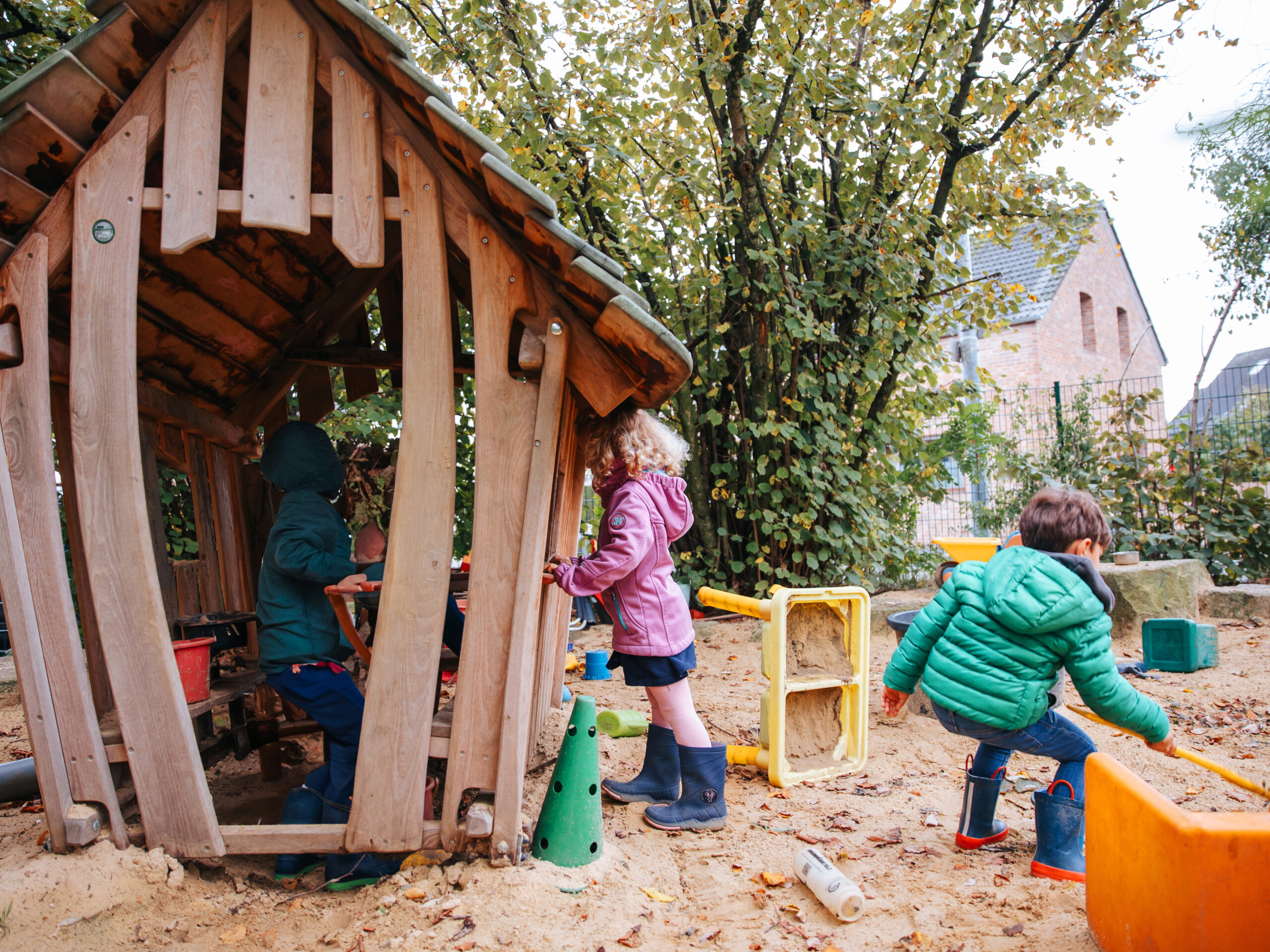 Spielhaus und Sandspielplatz: Hier sind der Kreativität, Fantasie und Sinneserfahrung keine Grenzen gesetzt!