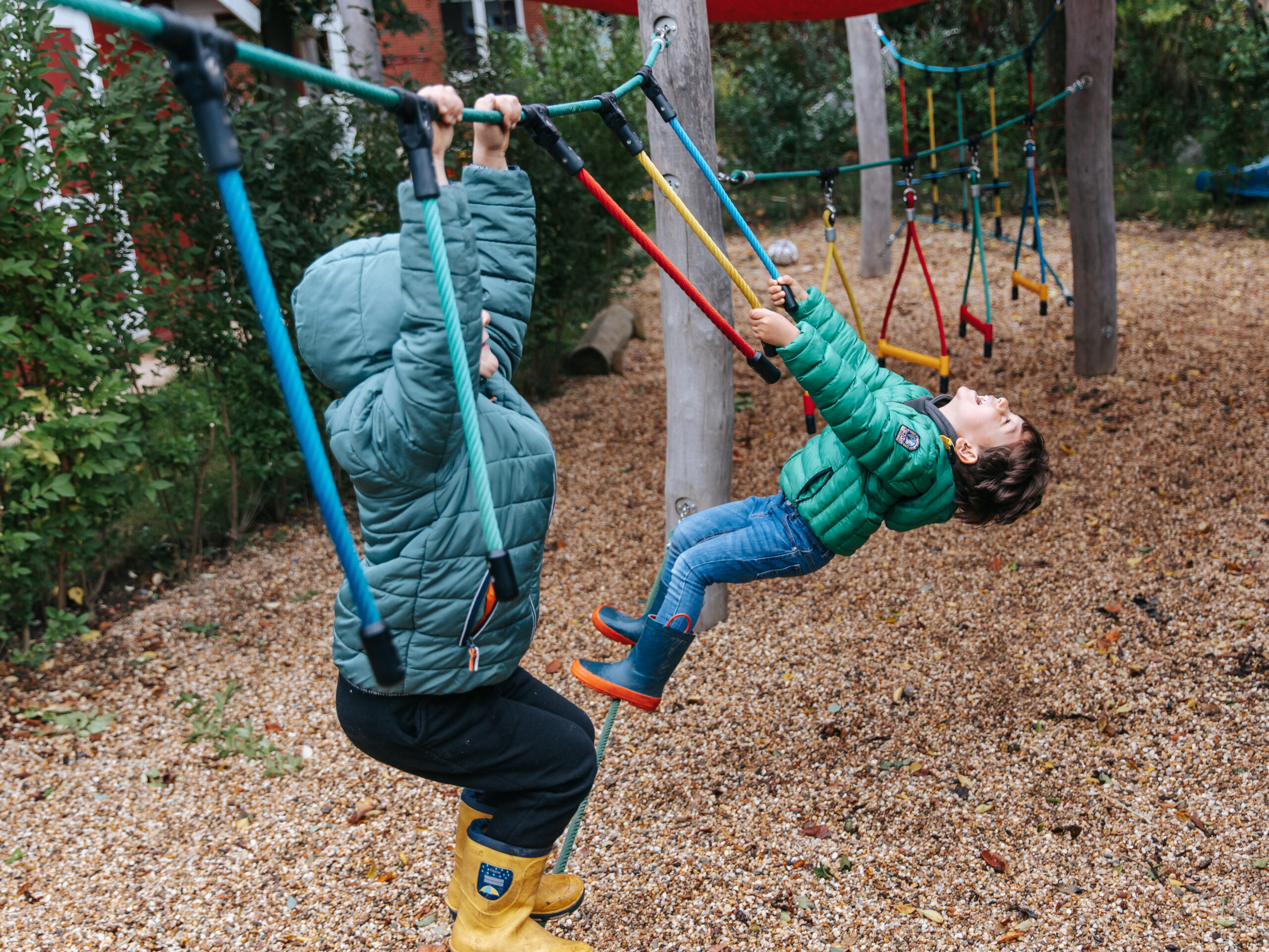 Der Niedrigseilgarten: Unterstützt die Kinder in ihrer körperlichen, sozialen und emotionalen Entwicklung, während sie gleichzeitig Spaß haben und wichtige Lebenskompetenzen erwerben.