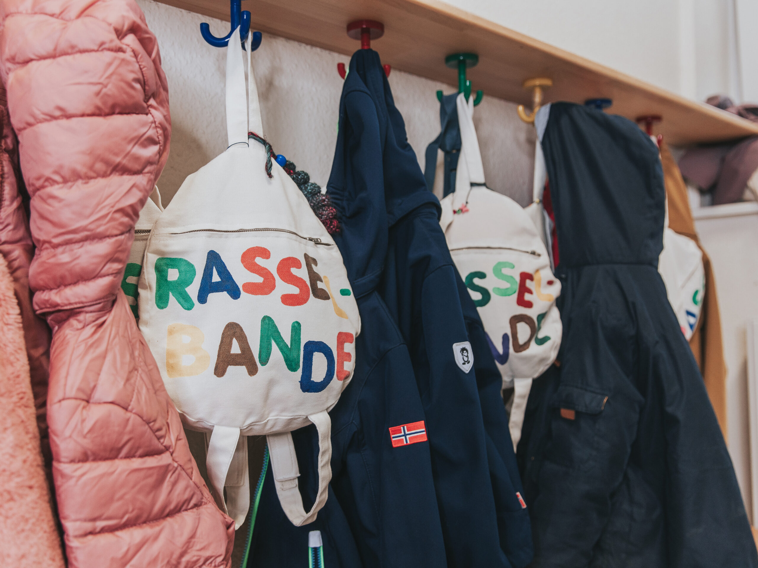 Die Garderobe: Hier kommen die Kinder an und werden direkt von ihren kleinen Freund:innen begrüßt – und können ihre Sachen selbstständig erreichen und ordnen.